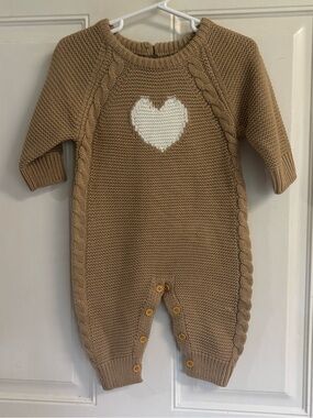 6/12M (74) Amazon Khaki/Cream Heart Pattern long Sleeve knit Sweater Romper.